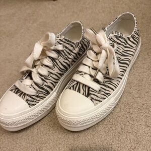 Zebra platform Convers. Size US 7 Womens